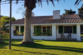 Casa de playa, rodeada de monte, campo y mar